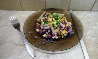 Салат с фасолью и сухариками «Восторг»