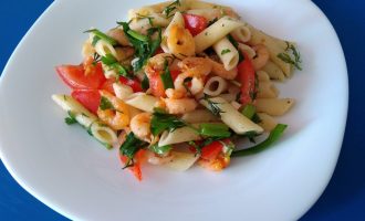 Итальянский теплый салат с креветками и макаронами