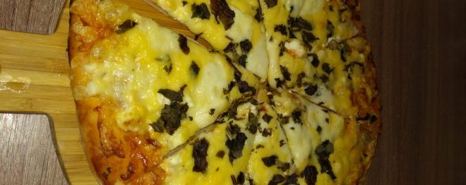 Ароматная пицца «3 сыра, с базиликом».