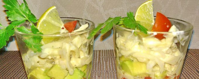Праздничный салат с авокадо и кальмарами