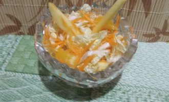 Лёгкий салат из пекинской капусты, яблока, моркови и апельсина