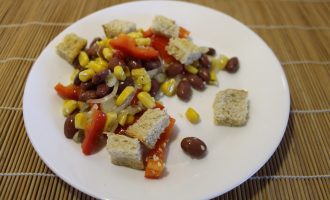 Сытный салат без мяса и майонеза