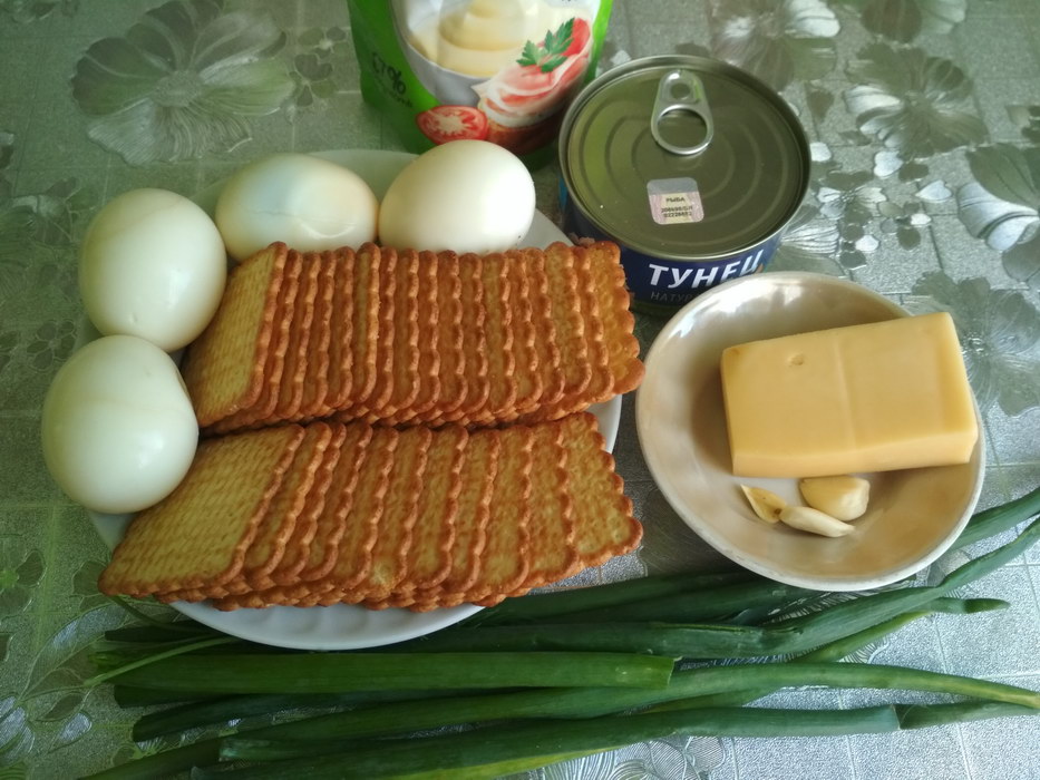 Салат с крекерами и рыбными консервами - рецепт с пошаговыми фото | ne-dieta