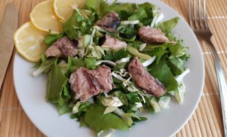 Зелёный салат с консервированной сардиной
