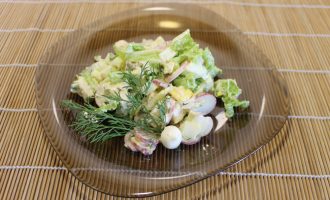 Настоящий летний салат «Редис и курица», получается сытным, но не тяжелым