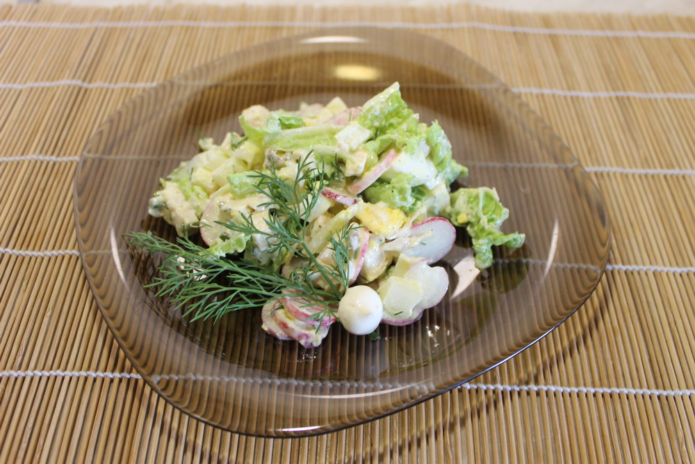 Настоящий летний салат «Редис и курица», получается сытным, но не тяжелым
