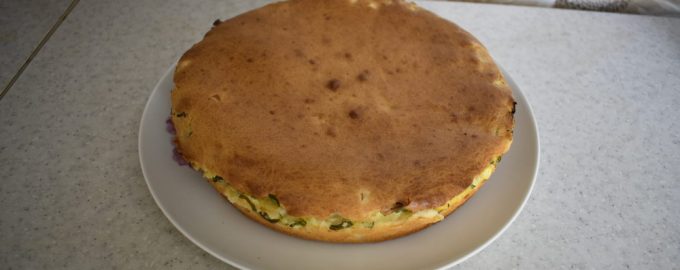 Сытный пирог с луком и яйцами
