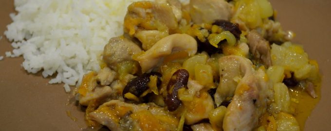 Рагу из курицы с фасолью и ананасами – простое блюдо, но вкусно и изыскано, почти по-ресторанному