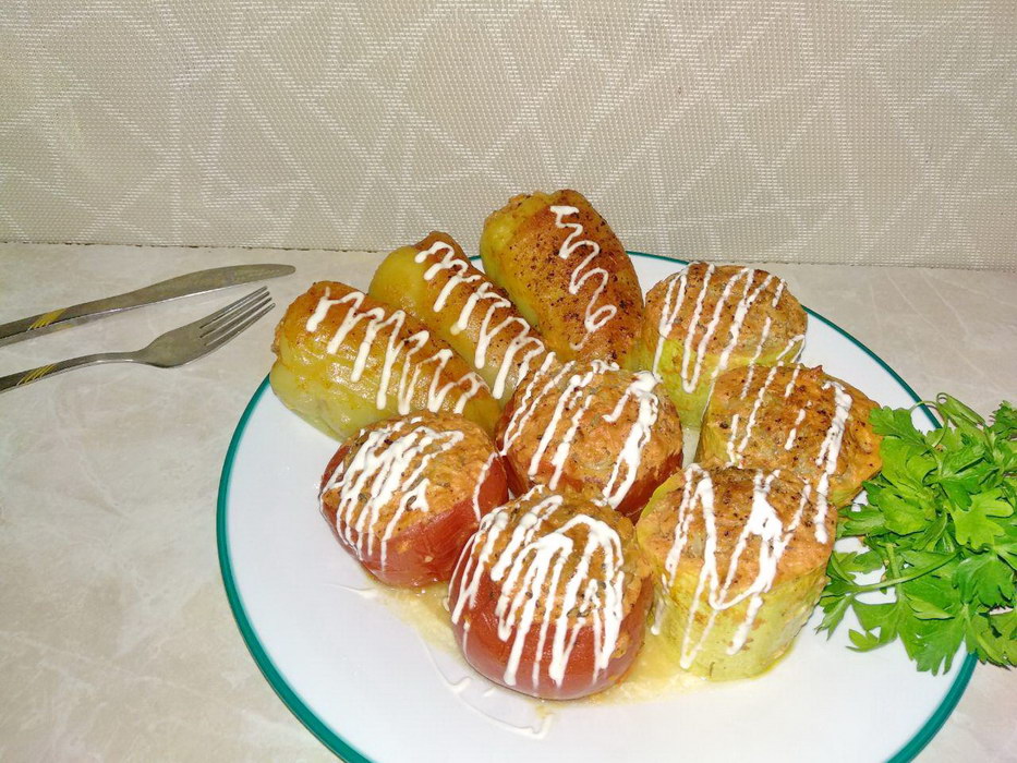 Фаршированные помидоры, кабачки и болгарский перец в духовке.