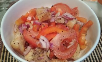 Хлебный салат с помидорами «Панцанелла»