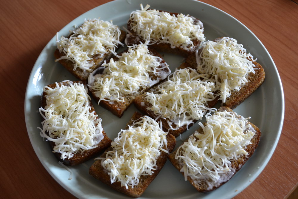Закуска с хлебом сыр чеснок майонез