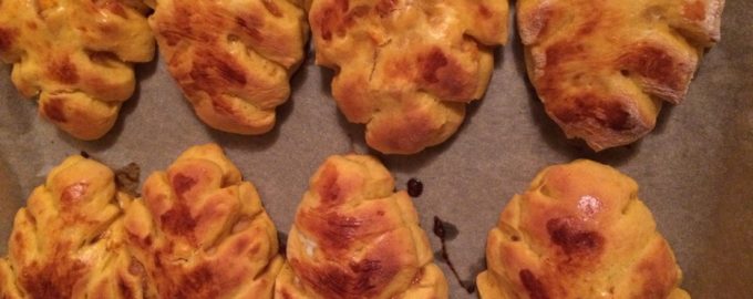 Рецепт воздушных булочек «Осенние листья» с начинкой из яблок