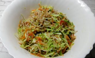 Салат из ростков сои и молодой капусты