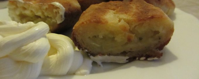 Простой рецепт жареных творожных пирожков с картошкой
