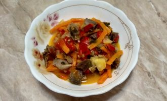 Селянский салат. Весьма прост, но его ингредиенты вместе создают очень приятный и новый вкус